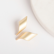 Simple gold curled earrings