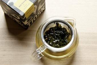 TIOSK oolong loose-leaf tea paired with simple, beautiful glass teapot