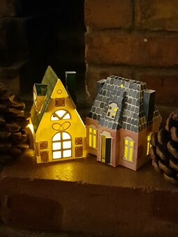 Little City Lights make lovely ornaments once assembled. Their warm ambient glow will make any display even more cosy!