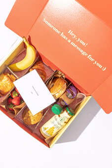 Send a message with our brekfast boxes 