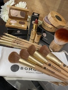 Bomonde Mineral makeup with refillable wooden pots and pallets. So you can feel confident that your choices are making a difference to the greater good.