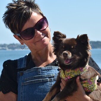 CEO Wendy Harris with her Chihuahua Frankie and a Petsuku Woollen Dog Carrier