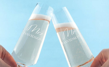 These champagne flutes come with the options of personalising Mr/Mr, Mr/Mrs or Mrs/Mrs, to suit any couple.