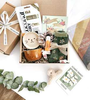 Surprise a loved one or treat yourself with our "Sending You a Hug" gift box, the perfect way to show you care! This beautifully curated gift box