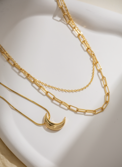 Introduce our super cute 18ct gold-plated chic crescent moon pendant.