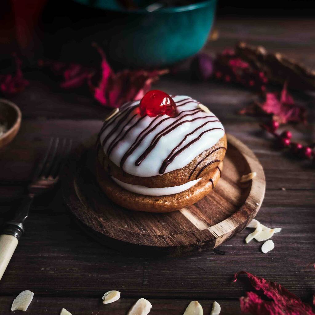 Cherry Bakewell Whoopie Pies