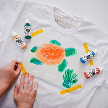 Hand printing a turtle t-shirt
