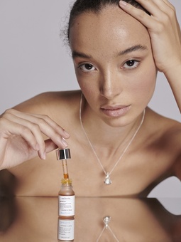 model wearing perfino natural scent pendant with essential oil blend bottle