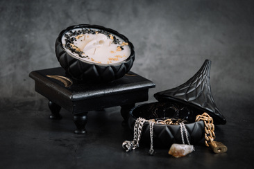 the scent corvus luxury the ravens tear candle - gothic luxury candle with 24 carat gold and obsidian crystals