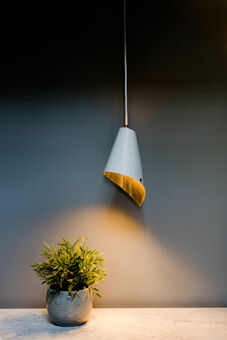 Pendant light in white and gold