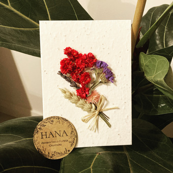 Plantable cards made with dried grasses and flowers. We use non toxic italian potato starch glue making these cards 100% sustainable, 100% plantable 100% green.