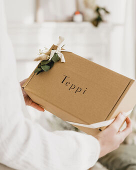 hands holding a gift box