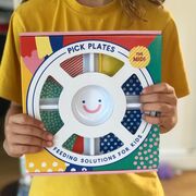 Child holding the Midi Pick Plate