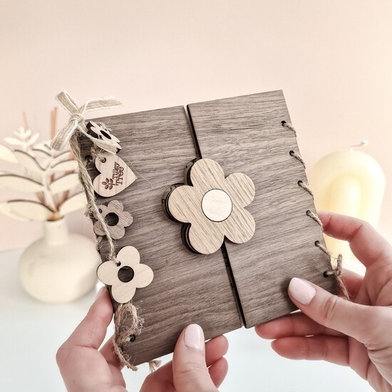 A handmade wooden card, featuring a daisy in the middle. It is personalised inside via a laser engraving machine with the customer's personal message.