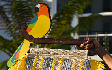 Image of raffia bag wooden handle with a painted parrot